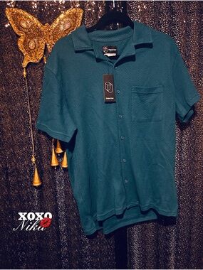 Original Use Textured Men’s Button-down Shirt with pocket – Size Medium